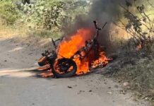 कोरबा में चलती इलेक्ट्रिक स्कूटी बनी आग का गोला, भाई-बहन ने कूदकर बचाई जान
