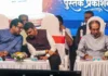 एक मंच पर तीन दिग्गज, महाराष्ट्र की राजनीति में बढ़ी हलचल! फडणवीस-उद्धव-राज ठाकरे की जुगलबंदी ने खींचा ध्यान