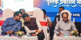 एक मंच पर तीन दिग्गज, महाराष्ट्र की राजनीति में बढ़ी हलचल! फडणवीस-उद्धव-राज ठाकरे की जुगलबंदी ने खींचा ध्यान