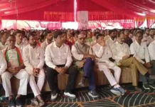 धमतरी में भाजपा के कार्यक्रम में विधायक का अलग अंदाज, मंच छोड़ कार्यकर्ताओं के बीच बैठे अजय चंद्राकर