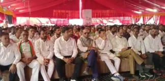 धमतरी में भाजपा के कार्यक्रम में विधायक का अलग अंदाज, मंच छोड़ कार्यकर्ताओं के बीच बैठे अजय चंद्राकर